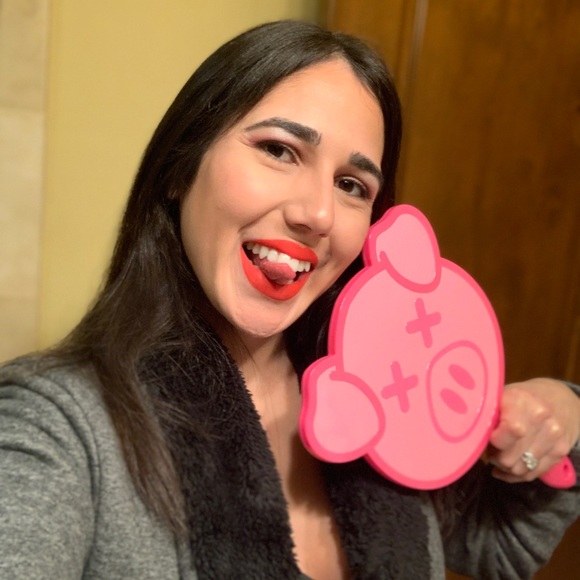 Meet your Posher, Erica - Picture 2 of 5